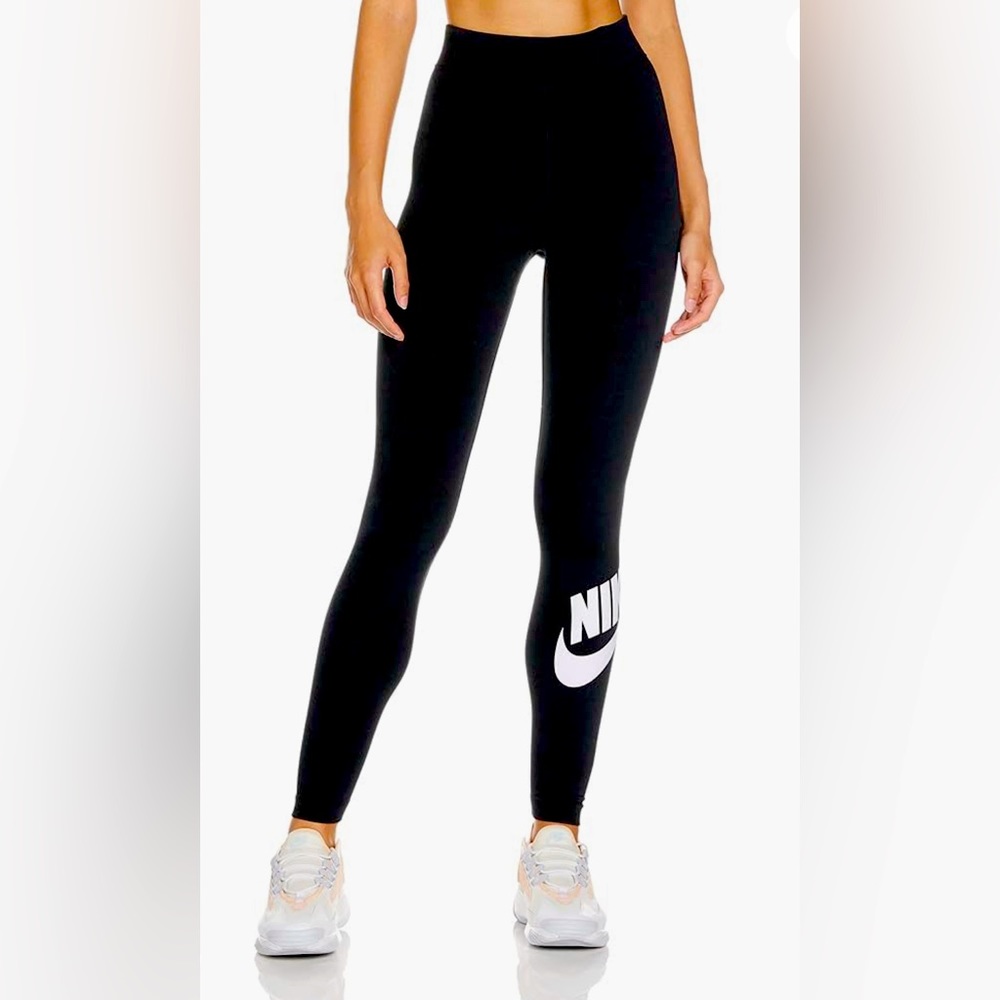 NWT Nike Women’s Leggings; Size small!